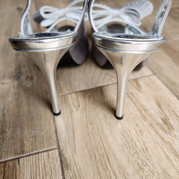 NWOB J. Reneé Queenie Silver Bow Slingback Peeptoe Heels 8M - Picture 4 of 8